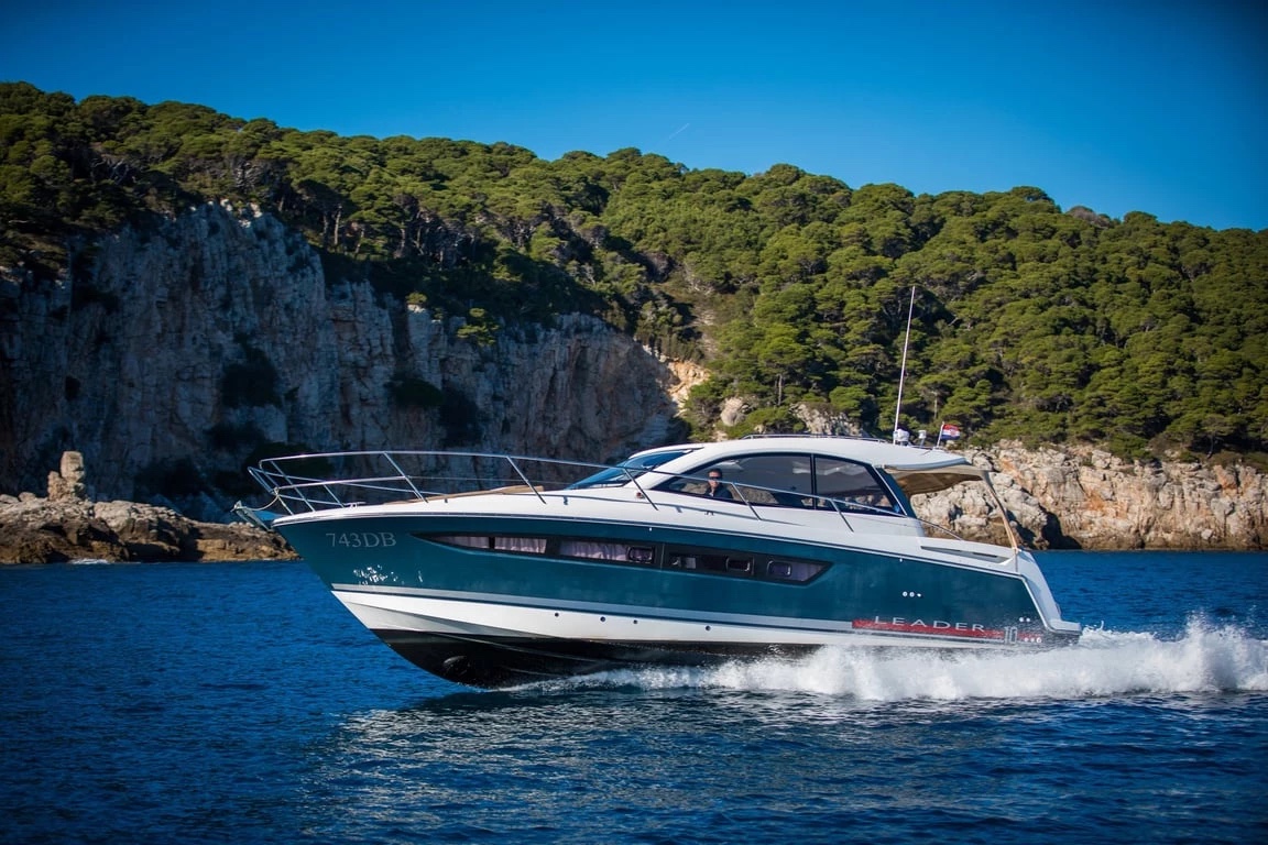Jeanneau Leader 10 — Skippered Sport Cruiser from Gruž — Motor yacht · 11 m