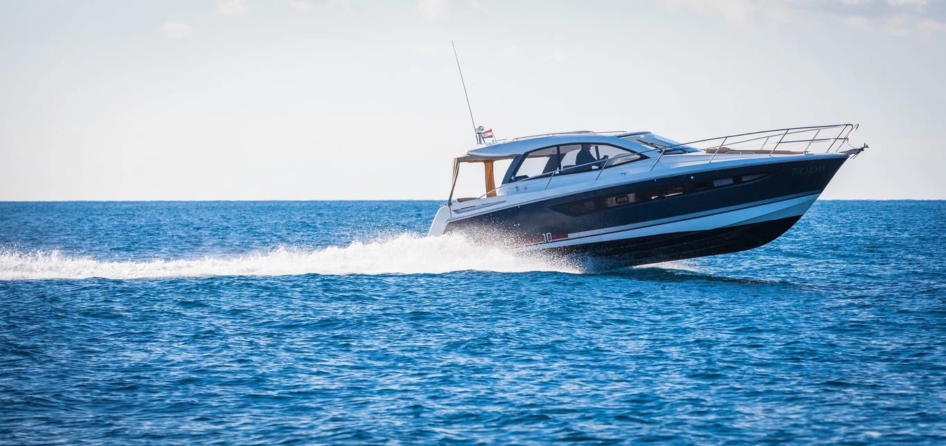 Bow-on view of the Jeanneau Leader 10 cutting across open Adriatic water at speed