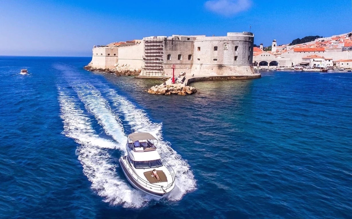 Jeanneau Prestige 440 Fly — 14 m Flybridge Charter from Gruž — Flybridge · 14 m · 2 cabins