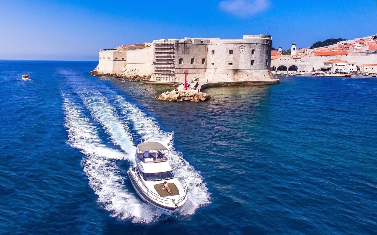 Jeanneau Prestige 440 Fly — 14 m Flybridge Charter from Gruž — Flybridge · 14 m · 2 cabins
