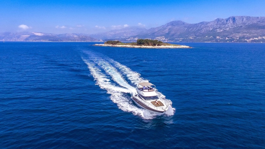 Jeanneau Prestige 440 Fly flybridge yacht on a Dubrovnik charter