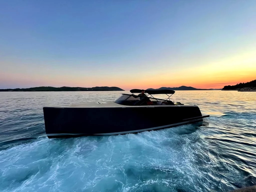 VanDutch 32 — Sport Yacht Charter from Gruž Harbour — Sport yacht · 10 m · 30 knots
